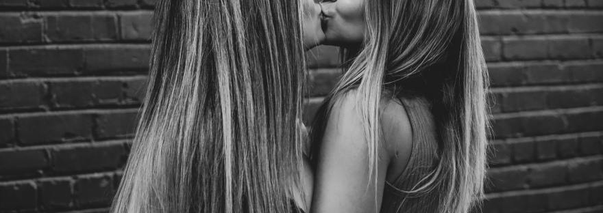 women kissing kiss lesbian couple